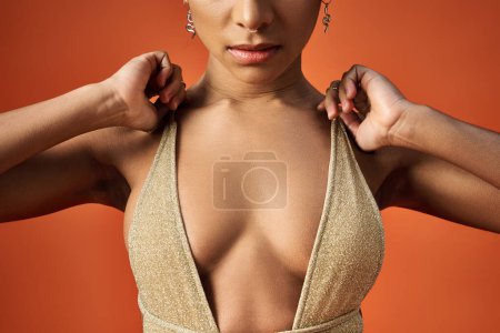 Téléchargez les photos : Femme afro-américaine élégante en bikini doré frappant une pose. - en image libre de droit