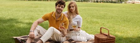 Elegante pareja con un atuendo elegante disfrutando de un momento de ocio en una manta de picnic en medio de un exuberante entorno de parque.