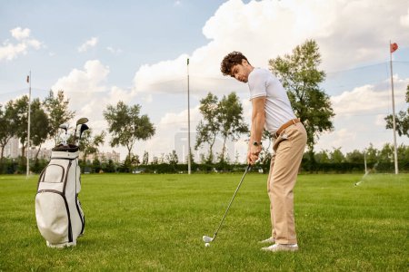 Ein Mann in eleganter Kleidung schlägt einen Golfball auf einer grünen Wiese in einem Golfclub.