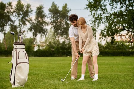 Un homme et une femme élégamment habillés, jouant au golf sur un terrain herbeux d'un club de golf.