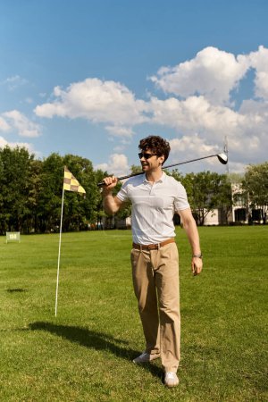 Ein Mann in eleganter Kleidung spielt Golf auf einer grünen Wiese und verkörpert den klassischen Stil der gehobenen Freizeitgestaltung.