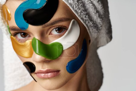 Une jeune femme avec des patchs sur le visage, exsudant un sentiment de beauté et de créativité.