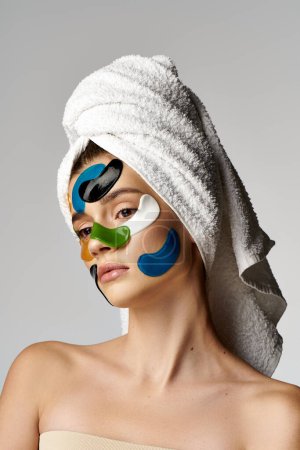 Mujer elegante con parches en los ojos, con un turbante de toalla en la cabeza, exudando serenidad y belleza.