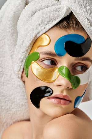 Une jeune femme sereine, portant des bandeaux oculaires et une serviette enroulée autour de sa tête, respire la relaxation et l'autosoin.