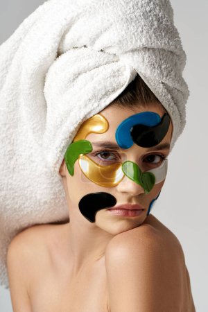 Une jeune femme avec une tête enveloppée de serviettes pose avec des bandeaux oculaires, exsudant une aura sereine et enchanteresse.