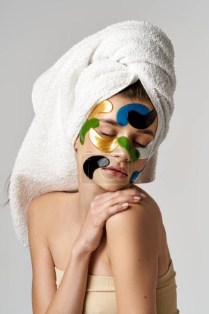 Una mujer serena con parches en los ojos y toalla en la cabeza, disfrutando de una relajante rutina de cuidado personal.