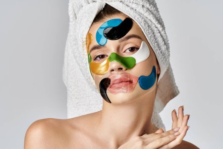 Téléchargez les photos : A beautiful young woman with eye patches on her face, exuding creativity and confidence. - en image libre de droit