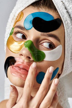 Téléchargez les photos : Une belle jeune femme avec des patchs sur le visage, ressemblant à des patchs pour les yeux. - en image libre de droit
