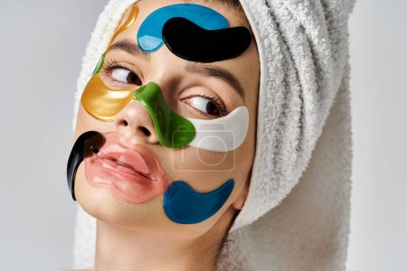 Foto de Una hermosa joven con parches en la cara, mostrando su creatividad y estilo único. - Imagen libre de derechos