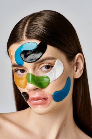 Eine junge Frau posiert mit Augenklappen im Gesicht und zeigt ihre kreative und fantasievolle Verwandlung.
