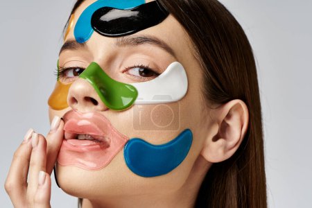 Téléchargez les photos : A young woman with eye patches on her face posing for the camera. - en image libre de droit