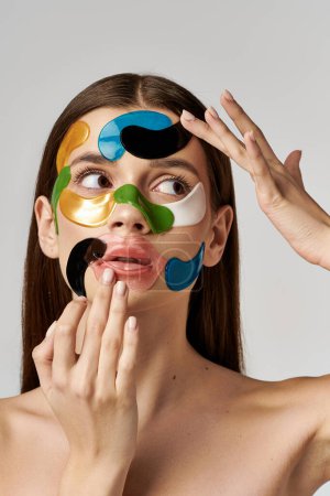 Eine schöne junge Frau mit Augenklappen im Gesicht, die Kreativität und Kunstfertigkeit zeigt.