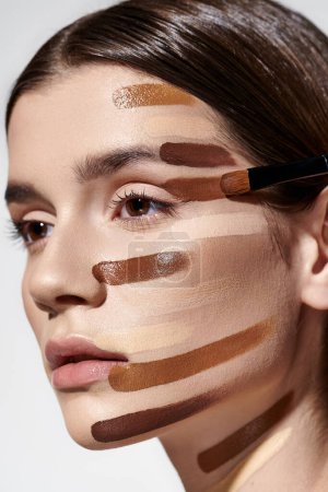 Téléchargez les photos : Stylish woman showcases her beauty with makeup on her face, including foundation. - en image libre de droit