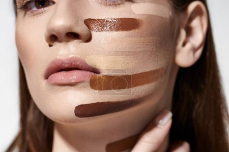 Téléchargez les photos : Appealing woman showcases her beauty with makeup on her face, including foundation. - en image libre de droit