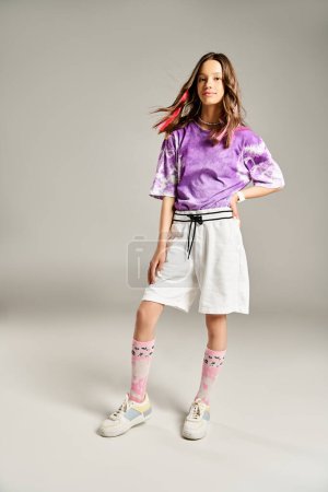 Ein stilvolles Teenager-Mädchen in lila Hemd und weißen Shorts nimmt eine aktive Pose ein und strahlt Lebendigkeit und Anmut aus.