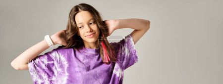 Una adolescente de moda con una camisa púrpura posando para una foto.