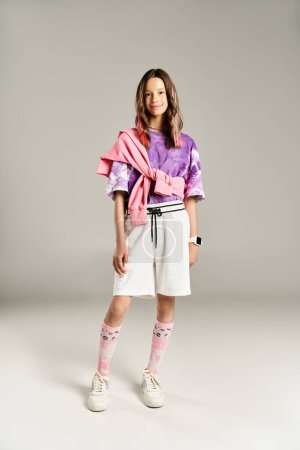 Ein stilvolles Teenager-Mädchen posiert aktiv in einem leuchtend lila Hemd und weißen Shorts, die Eleganz und Selbstbewusstsein ausstrahlen.