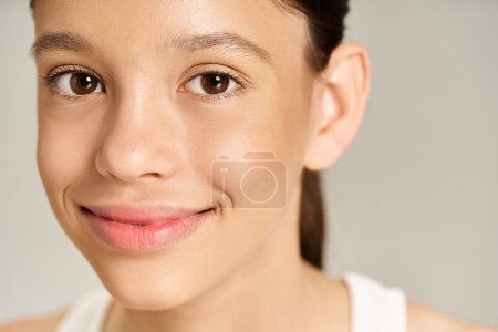 Foto de Chica adolescente en traje vibrante exuda felicidad con una cálida sonrisa en su cara. Plantea con confianza, irradiando positividad. - Imagen libre de derechos