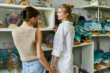 Téléchargez les photos : Deux femmes dans un atelier d'art, debout avec amour et tendresse. - en image libre de droit