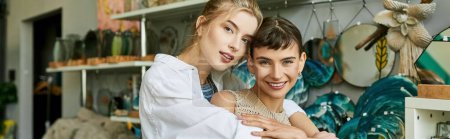 Téléchargez les photos : Un couple lesbienne tendre explore une étagère dans un studio d'art. - en image libre de droit