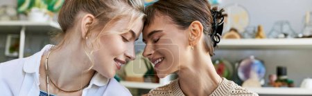 Téléchargez les photos : Deux femmes, un couple lesbien amoureux, se tiennent côte à côte dans un studio d'art, partageant un moment d'intimité et de créativité. - en image libre de droit