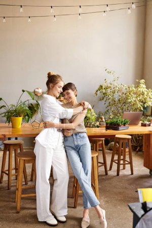 Téléchargez les photos : Deux femmes, un couple lesbien amoureux, se tiennent ensemble dans un studio d'art. - en image libre de droit
