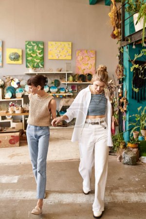 Foto de Lesbianas pareja caminar entre vibrante arte. - Imagen libre de derechos