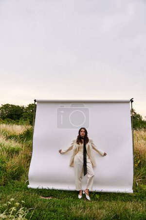 Foto de Una hermosa joven se levanta con gracia frente a un fondo blanco, encarnando la esencia de la naturaleza y la serenidad. - Imagen libre de derechos