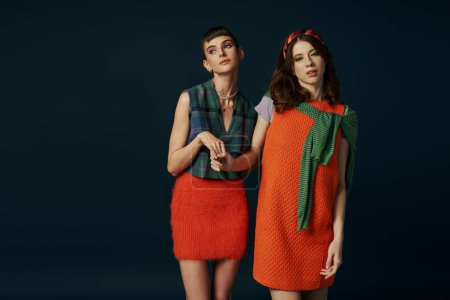 Foto de Dos mujeres en vestidos de pie lado a lado. - Imagen libre de derechos