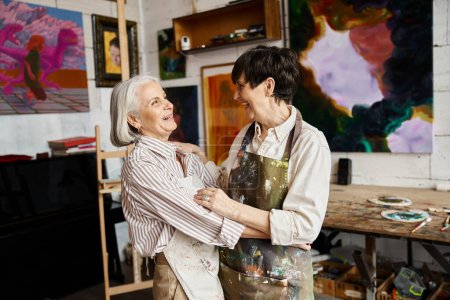 Zwei Frauen schaffen Kunst im Atelier.