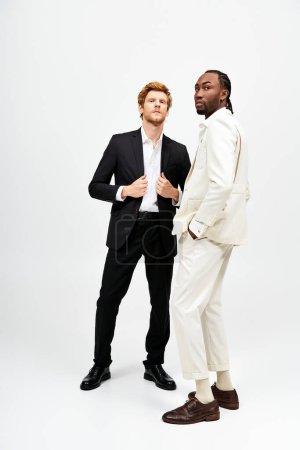 Zwei stylische Männer in Anzügen stehen Schulter an Schulter.