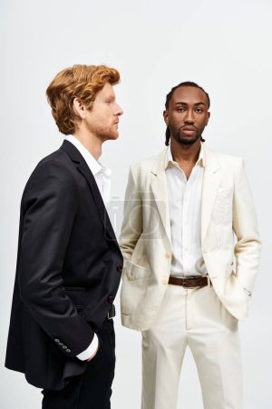 Foto de Dos hombres guapos multiculturales en trajes elegantes posan juntos. - Imagen libre de derechos