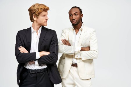 Zwei elegante Männer in stylischen Anzügen posieren zusammen.