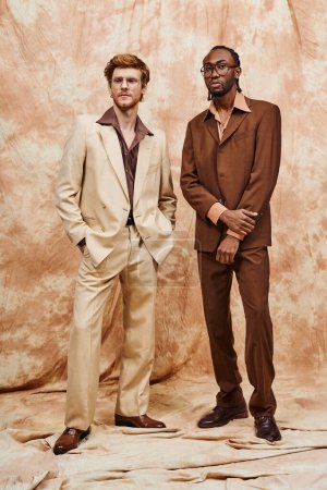Zwei multikulturelle Männer in eleganten Anzügen stehen nebeneinander.
