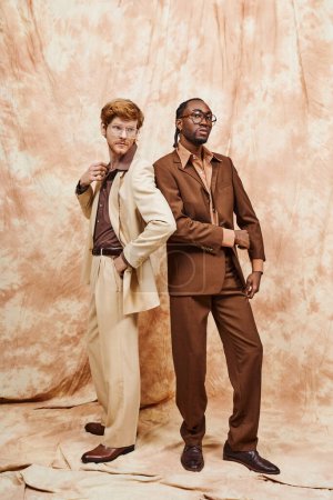 Foto de Dos elegantes hombres multiculturales con un estilo elegante de pie lado a lado. - Imagen libre de derechos