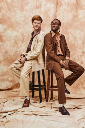 Multikulturelle Männer in eleganter Kleidung sitzen auf Holzhockern.