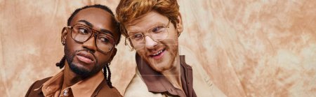 Téléchargez les photos : Deux hommes multiculturels avec style élégant dapper debout ensemble. - en image libre de droit
