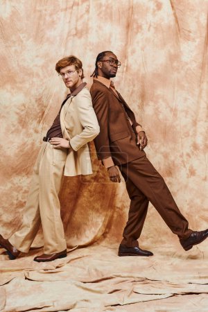 Foto de Dos hombres multiculturales guapos con elegante estilo elegante de pie juntos. - Imagen libre de derechos