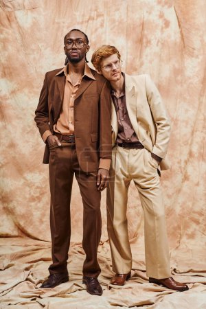 Guapos hombres multiculturales en estilo elegante posan juntos.