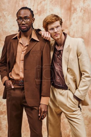 Téléchargez les photos : Deux hommes élégants et multiculturels en costumes élégants côte à côte. - en image libre de droit