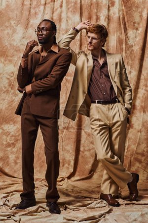Téléchargez les photos : Deux hommes dapper se tiennent élégamment côte à côte devant un rideau de luxe. - en image libre de droit