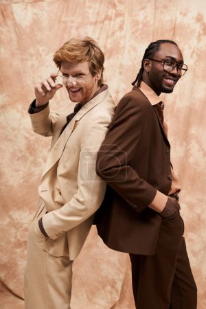 Zwei gutaussehende multikulturelle Männer mit elegantem Stil posieren zusammen.