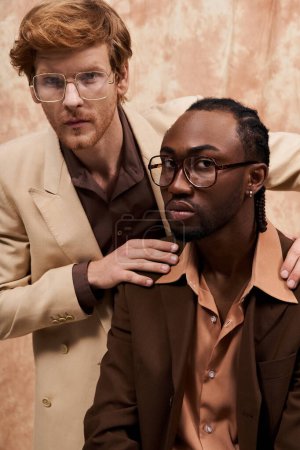 Foto de Dos hombres diversos, ambos en elegante estilo elegante. - Imagen libre de derechos