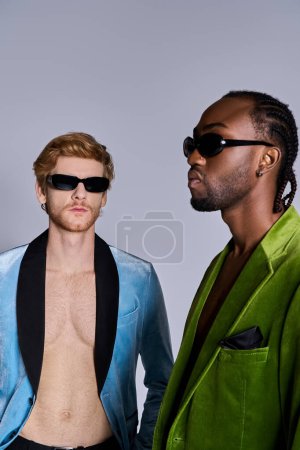 Foto de Dos hombres en gafas de sol, mostrando su estilo elegante con una pose fresca y segura. - Imagen libre de derechos