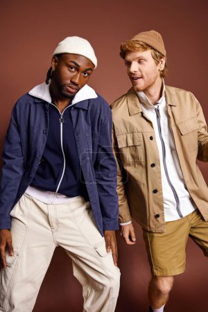 Foto de Dos jóvenes hombres multiculturales mostrando su aspecto elegante mientras están de pie lado a lado. - Imagen libre de derechos