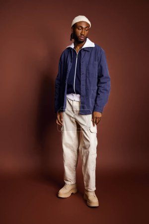Foto de Guapo joven con confianza se pavonea en elegante chaqueta azul y pantalones blancos. - Imagen libre de derechos