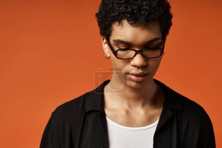 Schöner afroamerikanischer Mann mit eleganter Brille und schwarzem Hemd.