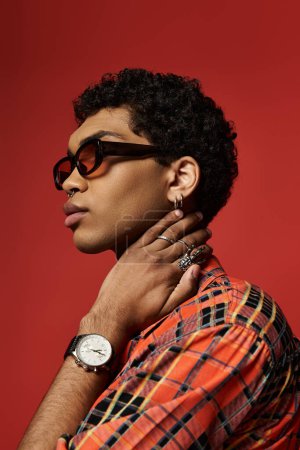Schöner afroamerikanischer Mann mit Brille und kariertem Hemd