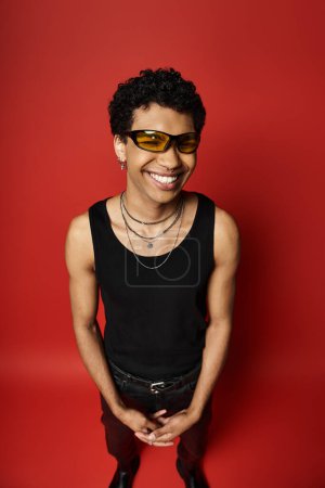 Foto de Hombre afroamericano guapo con gafas de sol y camiseta negra. - Imagen libre de derechos