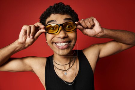 Schöner afroamerikanischer Mann mit stylischer Brille posiert für die Kamera.